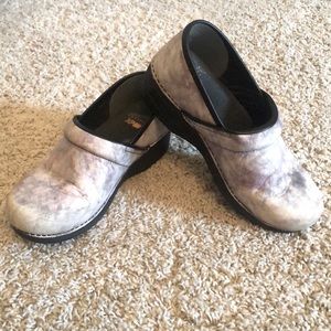 Dansko 39 XP 2.0 Marbled Nubuck slate clogs